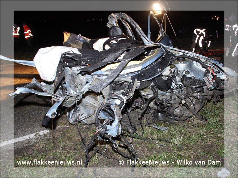 Auto door midden Oudelandsedijk Middelharnis
