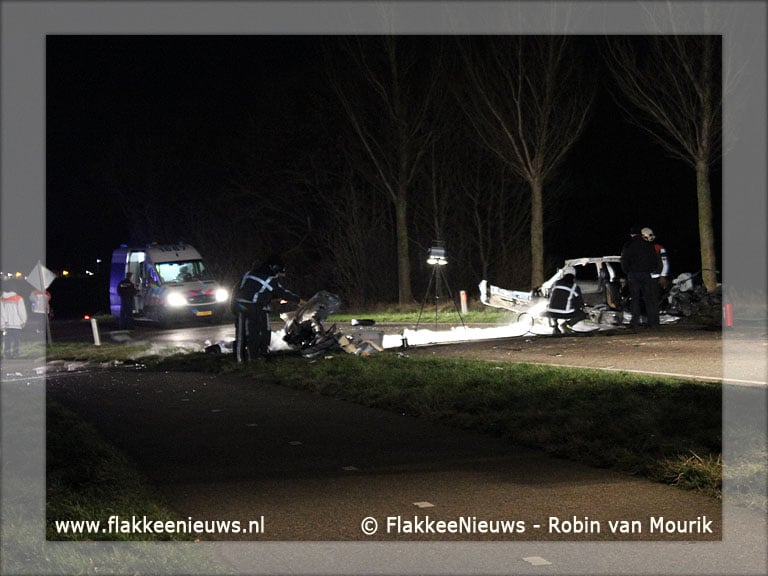 Auto door midden Oudelandsedijk Middelharnis