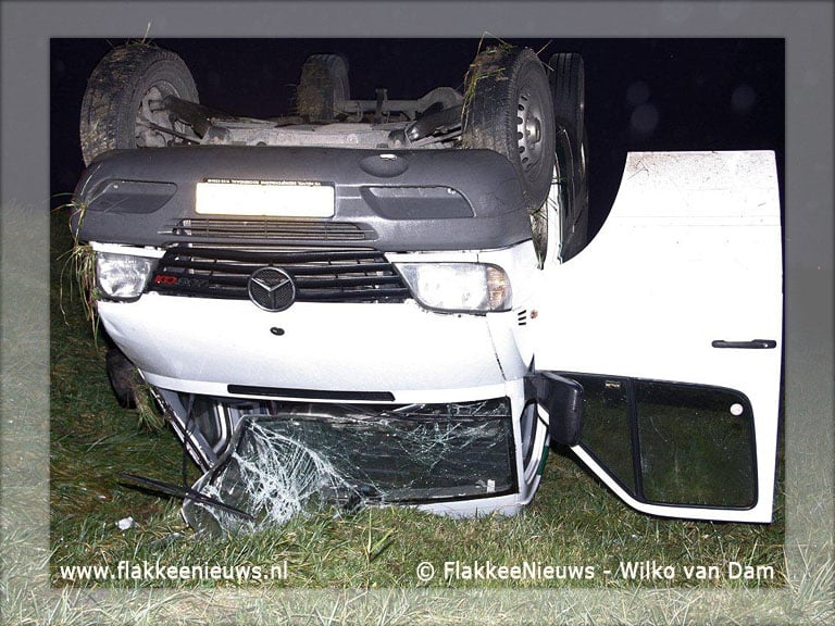 Bestelbus ondersteboven op parallelweg N59