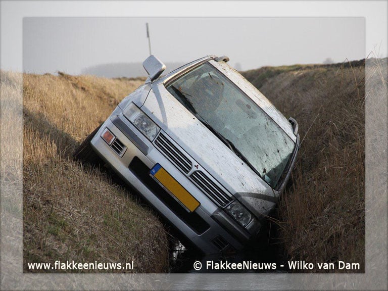 Auto van de weg, in de sloot