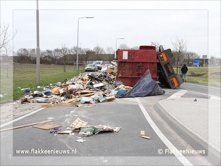 Vrachtwagen met puin geschaard bij Oude-Tonge