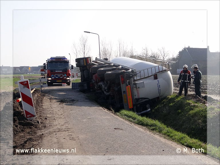 Tankwagen op z'n kant in Ouddorp