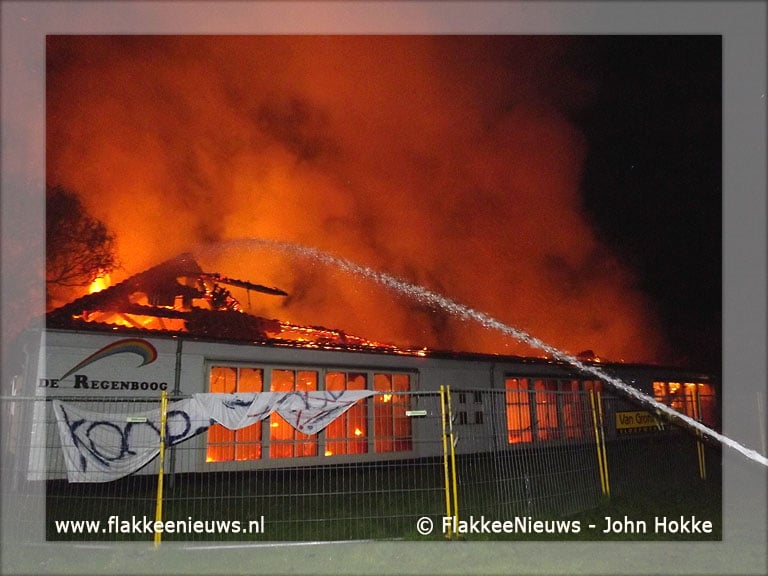 Brand verwoest voormalig schoolgebouw Ooltgensplaat