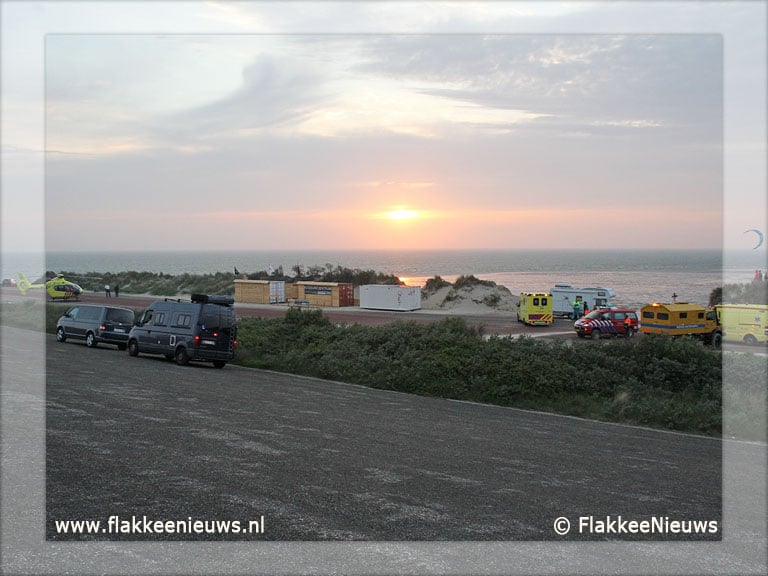 Kitesurfer maakt val van hoogte
