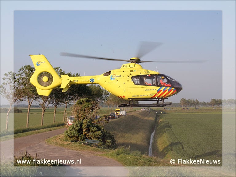 Auto van de dijk en belandt in sloot
