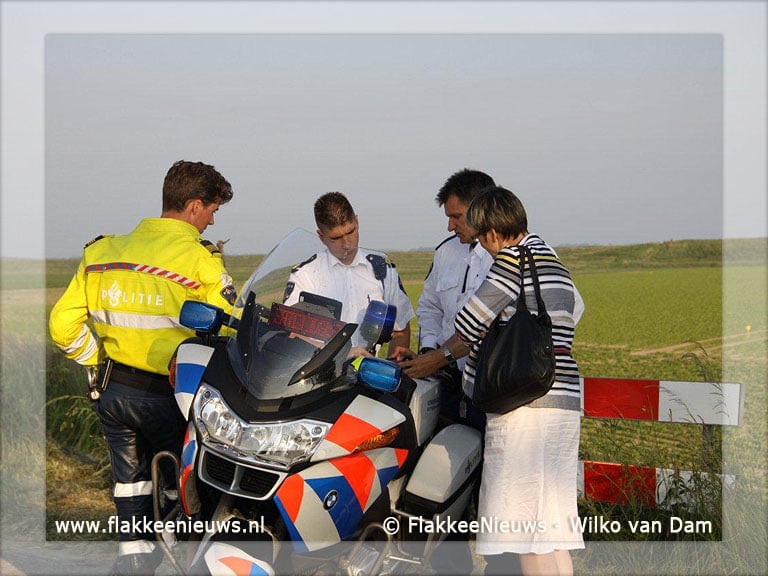 Auto van de dijk en belandt in sloot