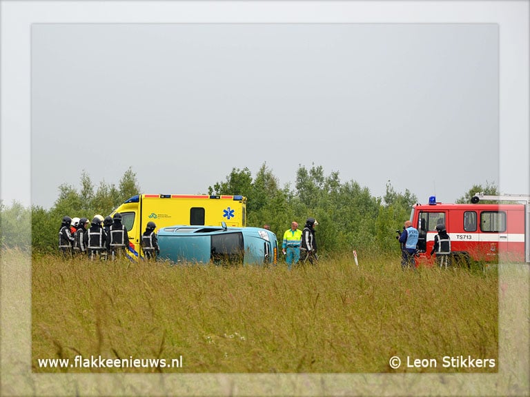 Auto slaat om bij rotonde Ted Jansen Plein
