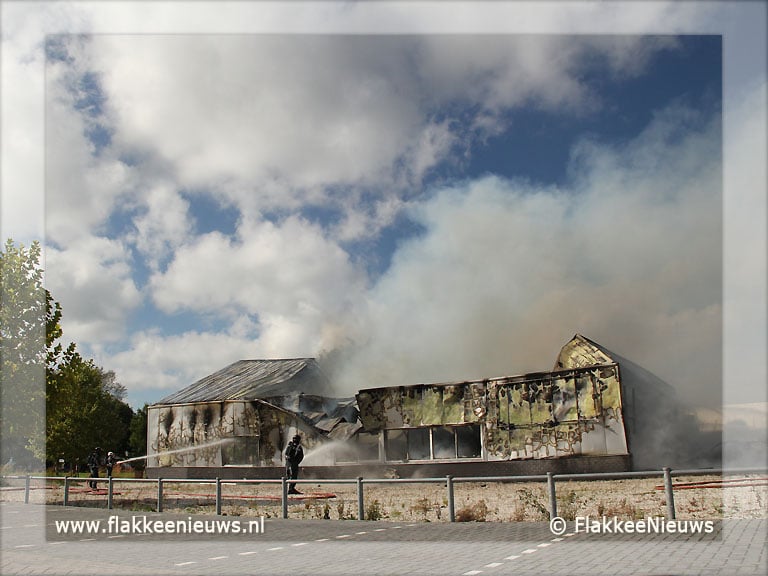 Bedrijfspand uitgebrand in Oude-Tonge