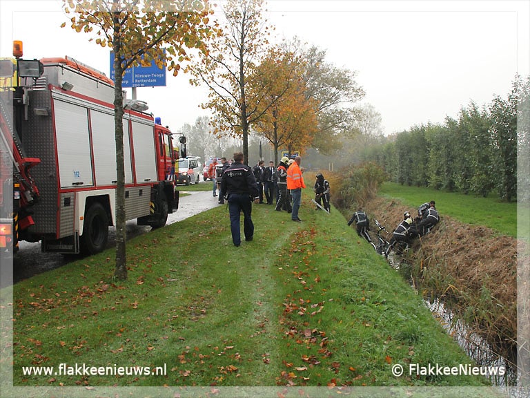 Fietser na uitwijkmanoeuvre in de sloot