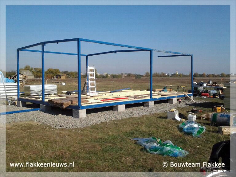 Bouwteam Flakkee plaatst twee Romaschooltjes