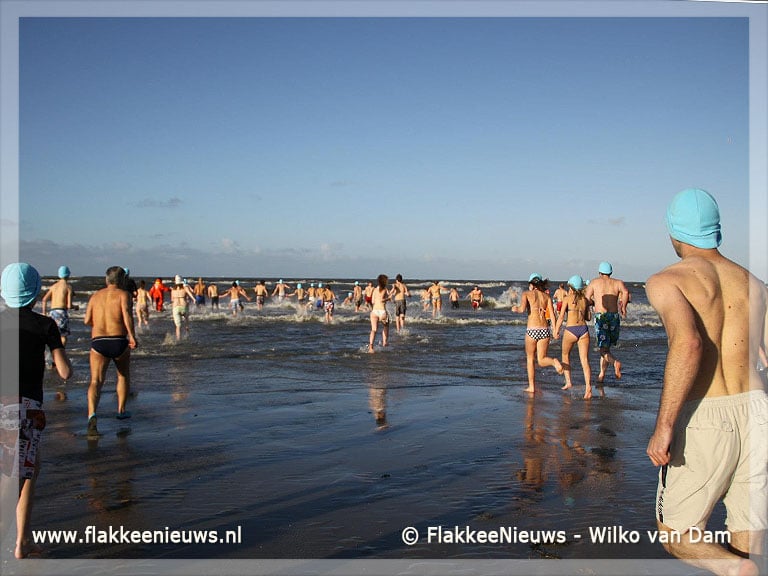Record aantal deelnemers Ouddorpse nieuwjaarsduik