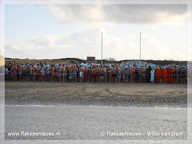 Record aantal deelnemers Ouddorpse nieuwjaarsduik