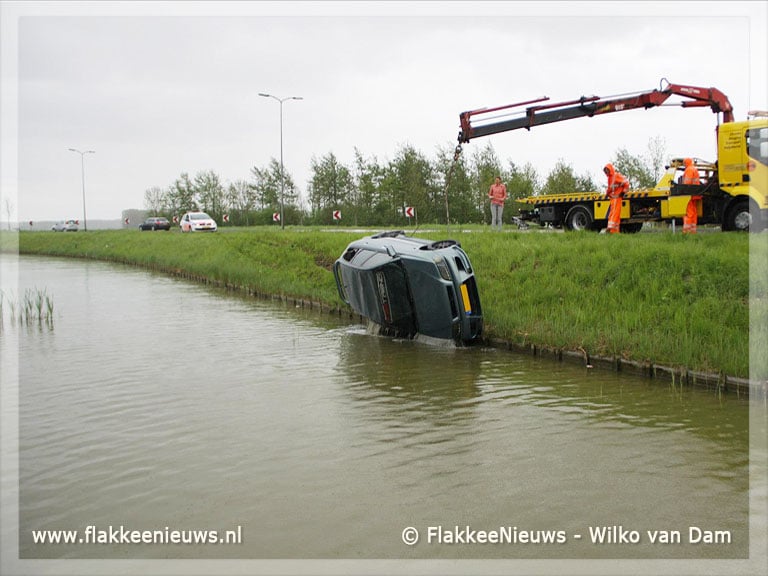 Auto te water bij Zuidelijke Randweg Middelharnis
