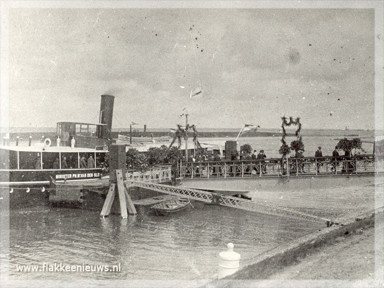 Het RTM-ponton in haven Middelharnis wordt vernieuwd