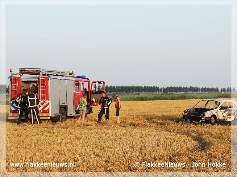 Auto brand uit op graanveld