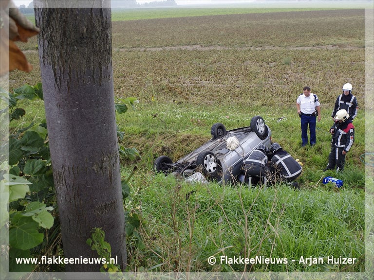 Auto van de dijk bij Sommelsdijk