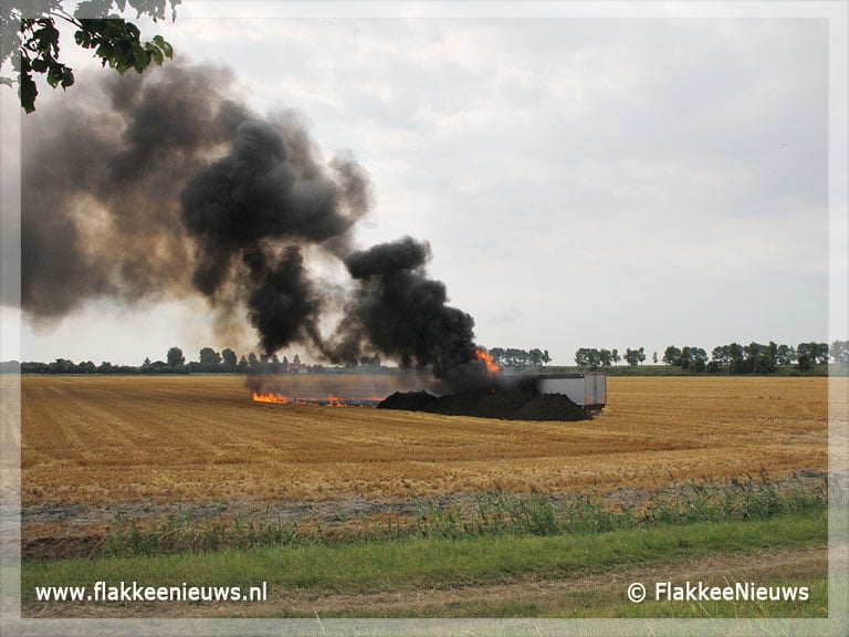 Vrachtwagen in brand op akkerland bij Herkingen