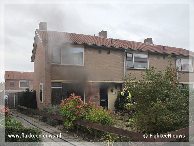 Brandweer haalt kat uit brandende woning