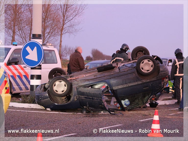 Auto over de kop op N59