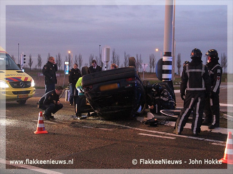 Auto over de kop op N59