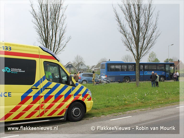 Auto rijdt zich vast in bus