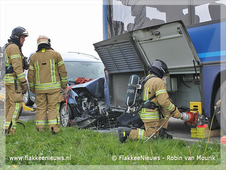 Auto rijdt zich vast in bus
