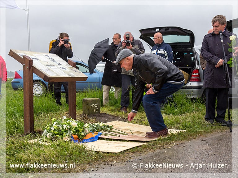 Familie van mei-vliegers onthullen informatiepaneel