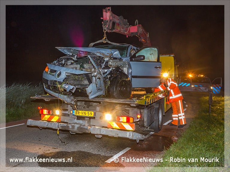 Twee gewonden door auto in de sloot