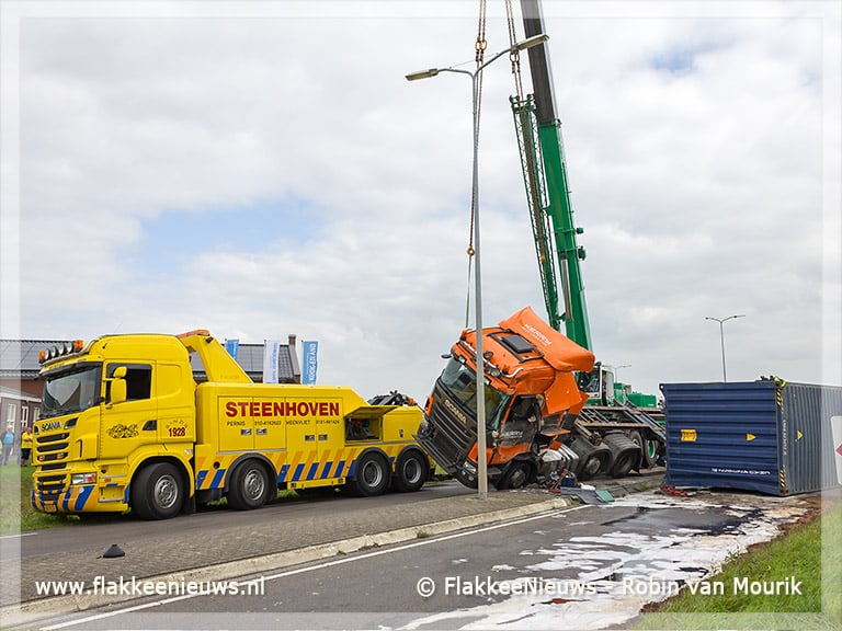 Vrachtwagen geschaard op de Zuidelijke Randweg