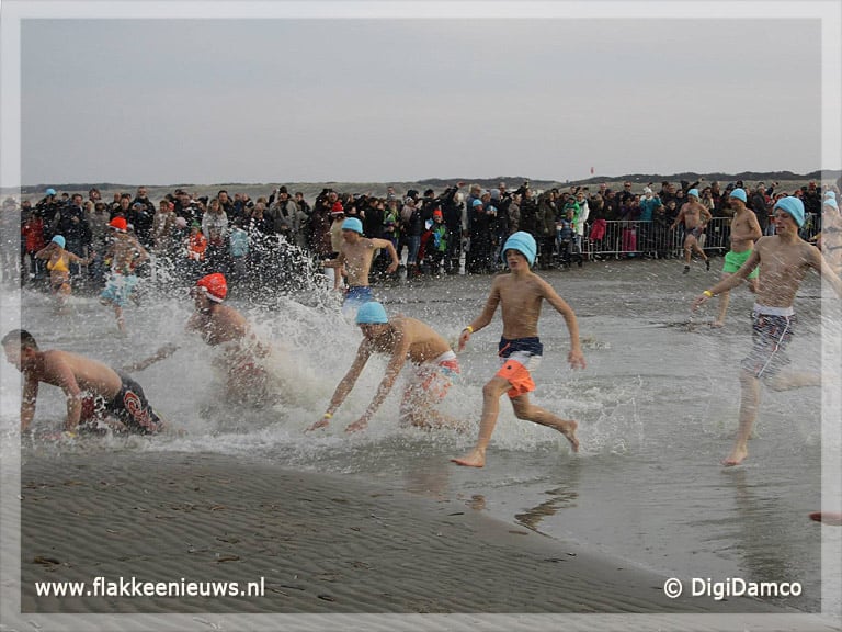 Geslaagde koude Ouddorpse nieuwjaarsduik
