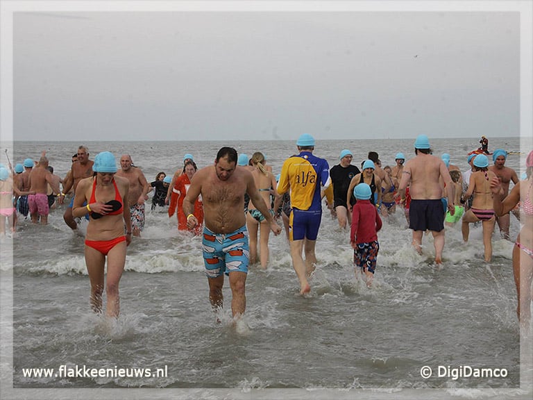 Geslaagde koude Ouddorpse nieuwjaarsduik