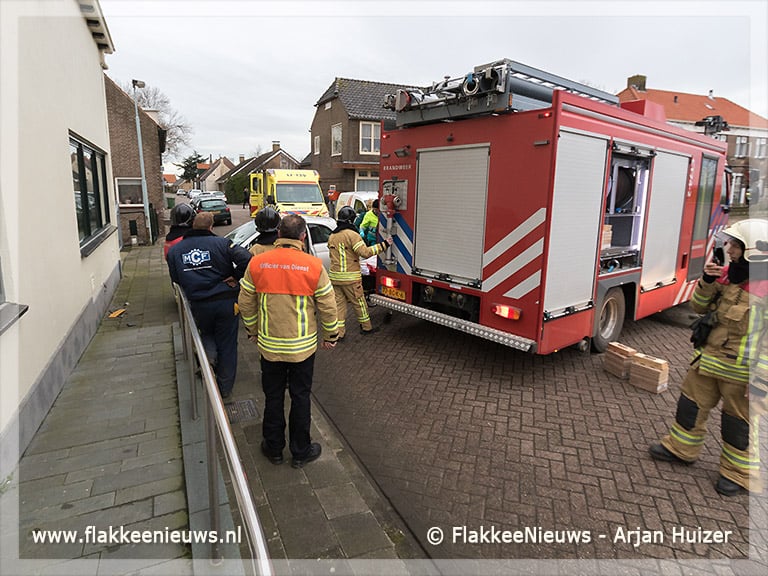 Auto rijdt tegen woning in Den Bommel