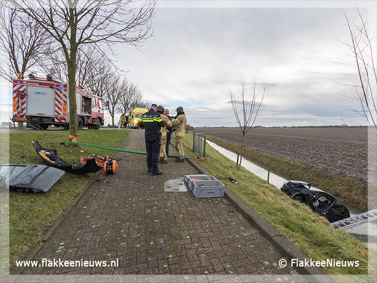 Auto van de dijk bij Oude-Tonge