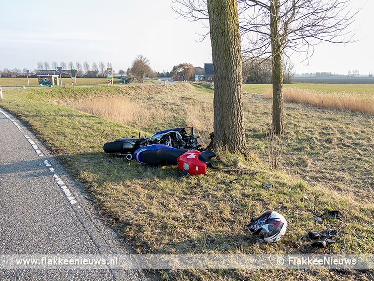 Motorrijder botst tegen boom
