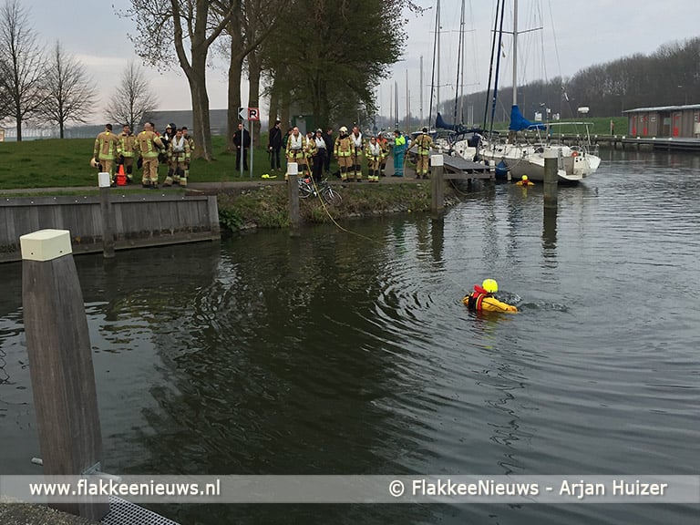 Grote zoekactie na vondst fiets aan waterkant