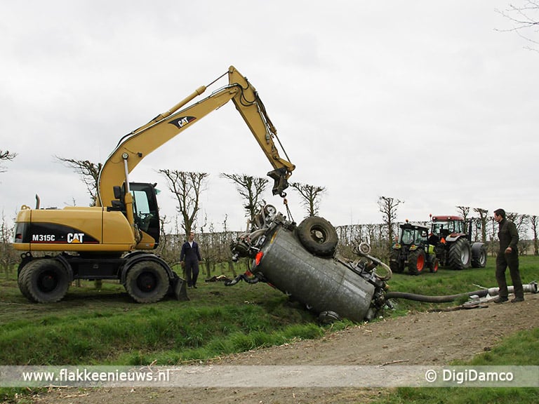 Tractor met giertank in de sloot