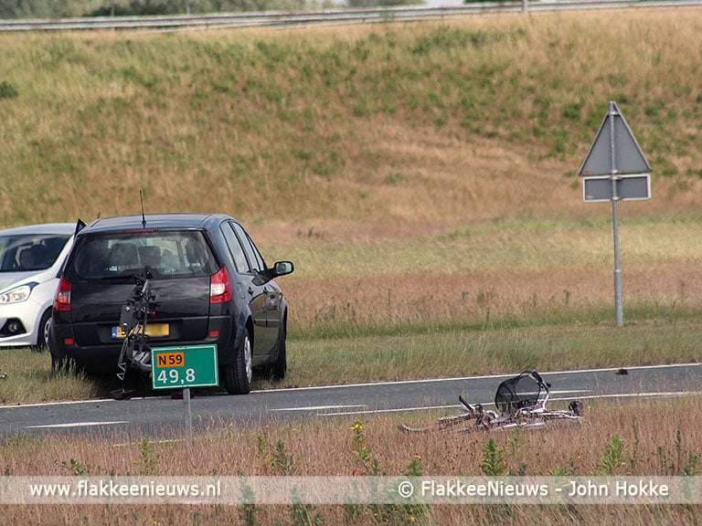 Auto verliest fiets op N59