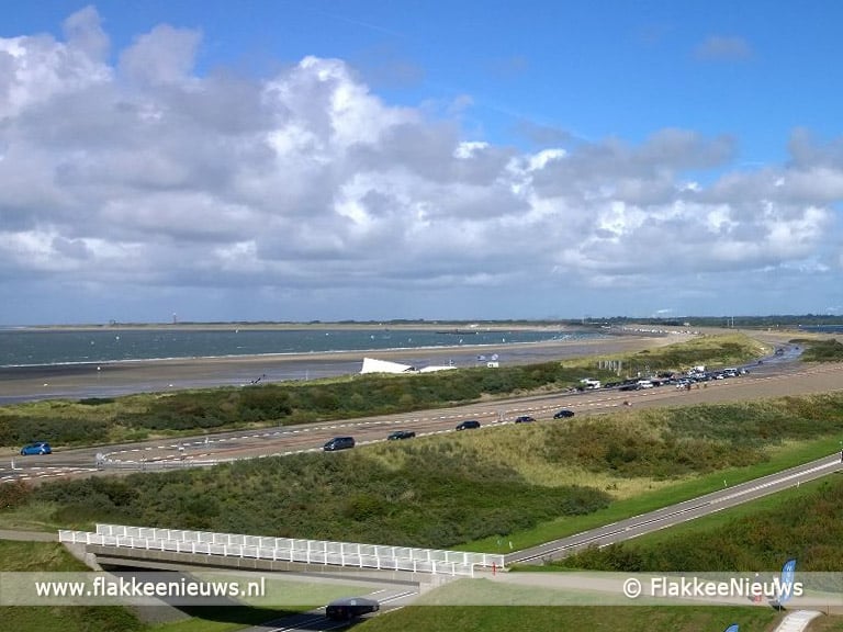 Meer zand voor het strand aan de Brouwersdam
