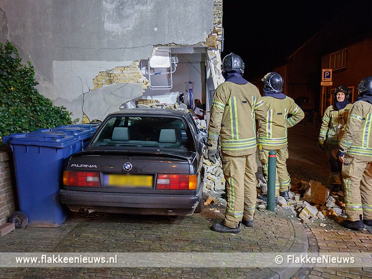 Auto rijdt pand binnen in Sommelsdijk