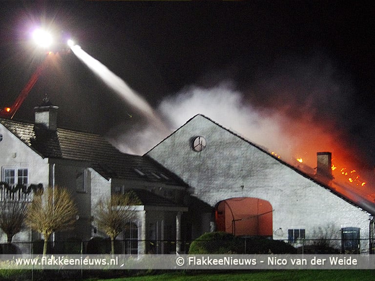 Grote brand bij boerderij in polder Stellendam