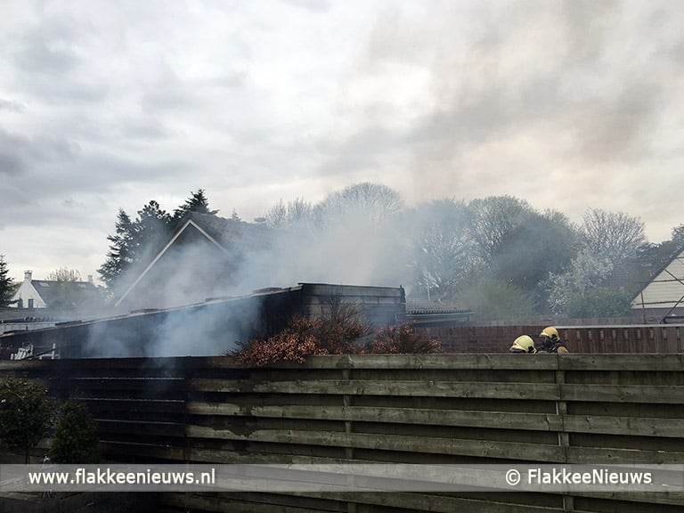 Zwarte rookpluimen boven Melissant door schuurbrand