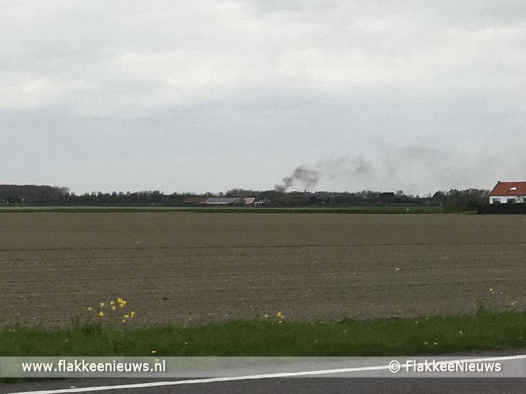 Zwarte rookpluimen boven Melissant door schuurbrand