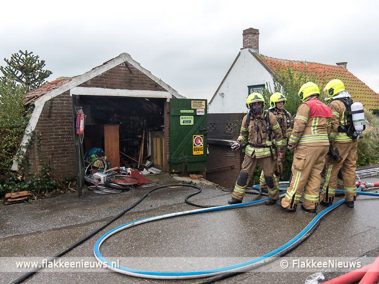 Middelbrand aan de Molendijk in Melissant