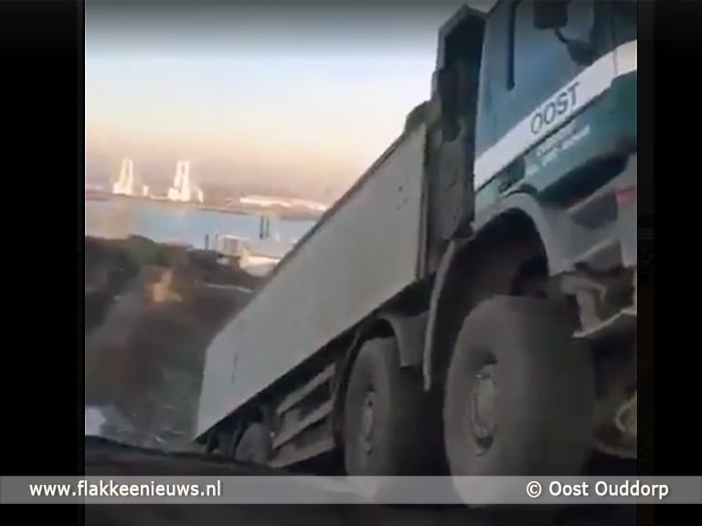 Vrachtwagen bungelt 35 meter boven afgrond