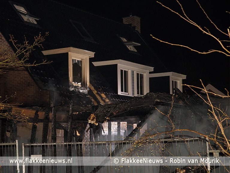 Grote brand bij huis in aanbouw