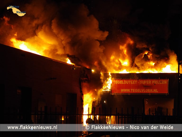 Uitslaande brand in bedrijfsverzamelgebouw