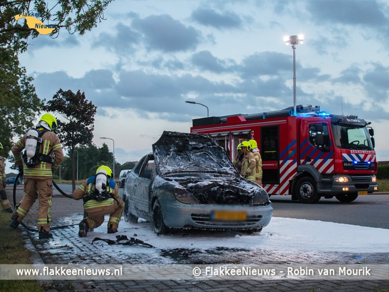 Auto in lichterlaaie bij windkracht 7