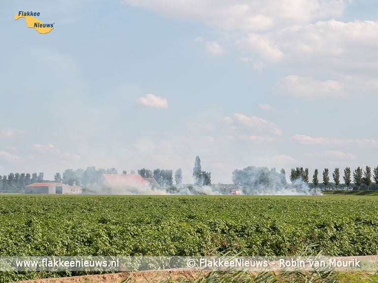 Stuk land in brand bij Achthuizen