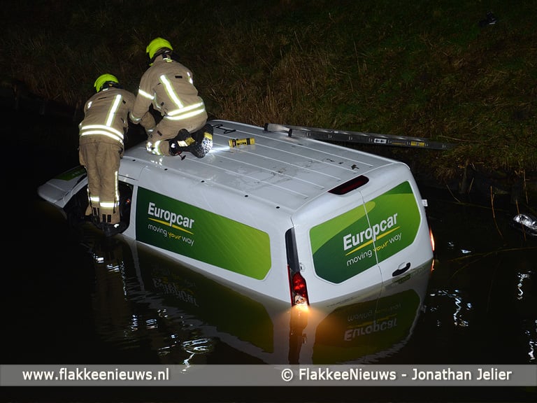 Bestelbus te water in polder Dirksland