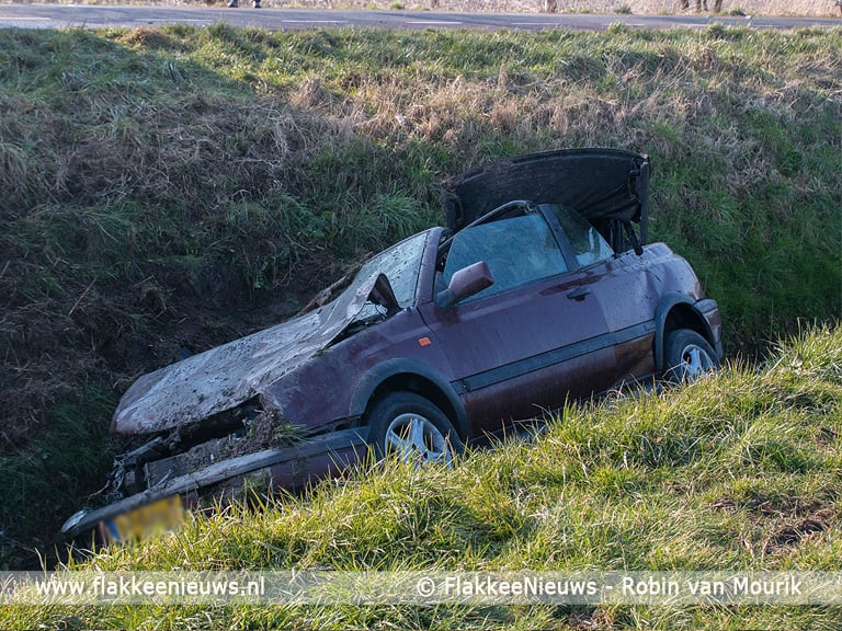 Auto belandt naast de weg in de sloot